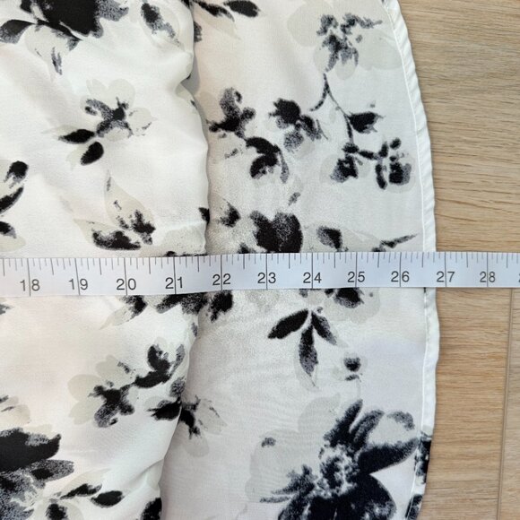 West Kei Floral Surplice Wrap Blouse 🖤🤍 – Size Medium ✨ - Picture 13 of 13